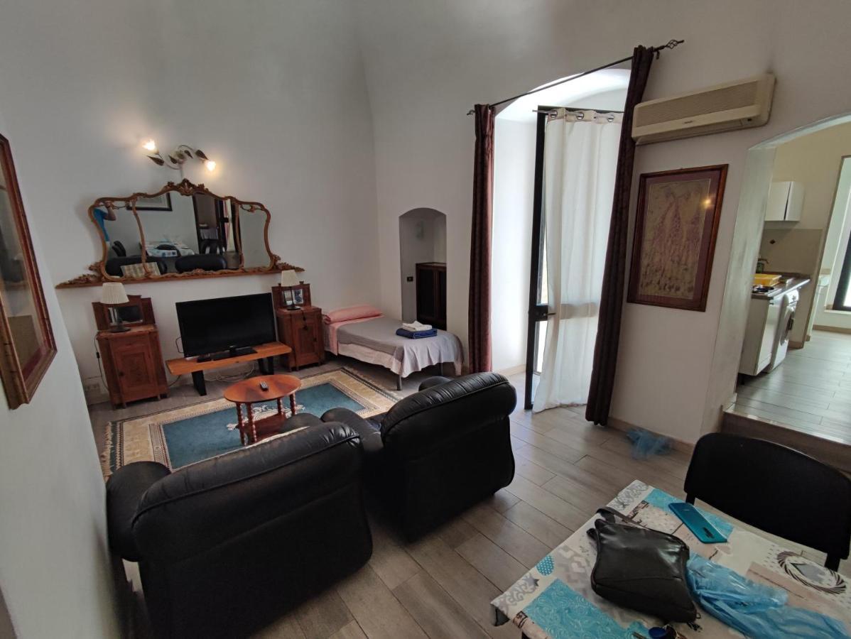 Very Central Apartment, By Shops, Bars, Restaurants Бари Екстериор снимка
